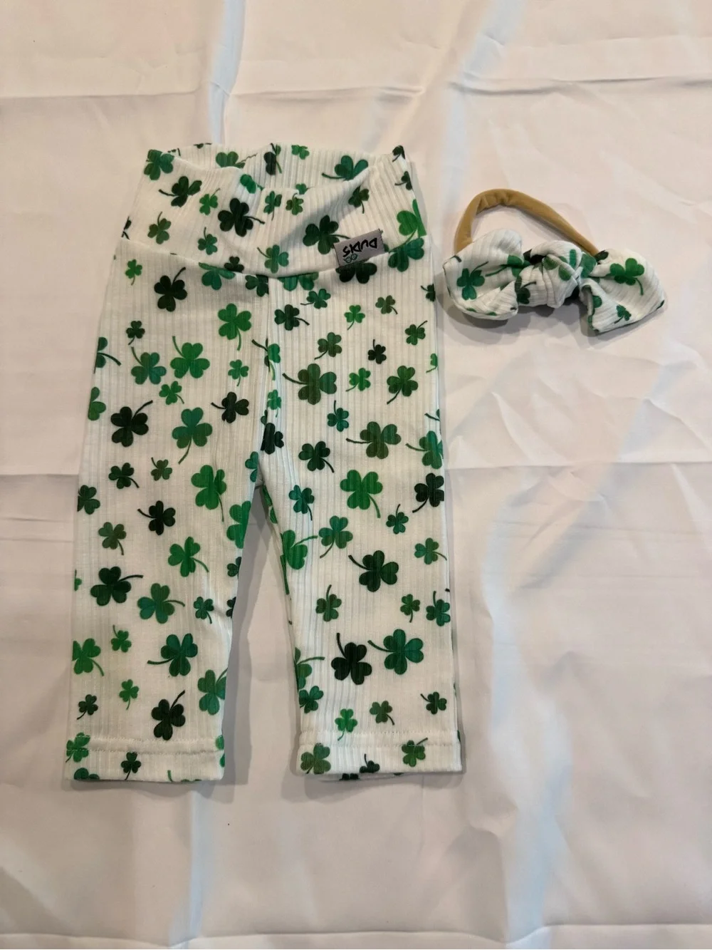 Dudi’s White Leggings and Headband Set with Green Shamrock Print
